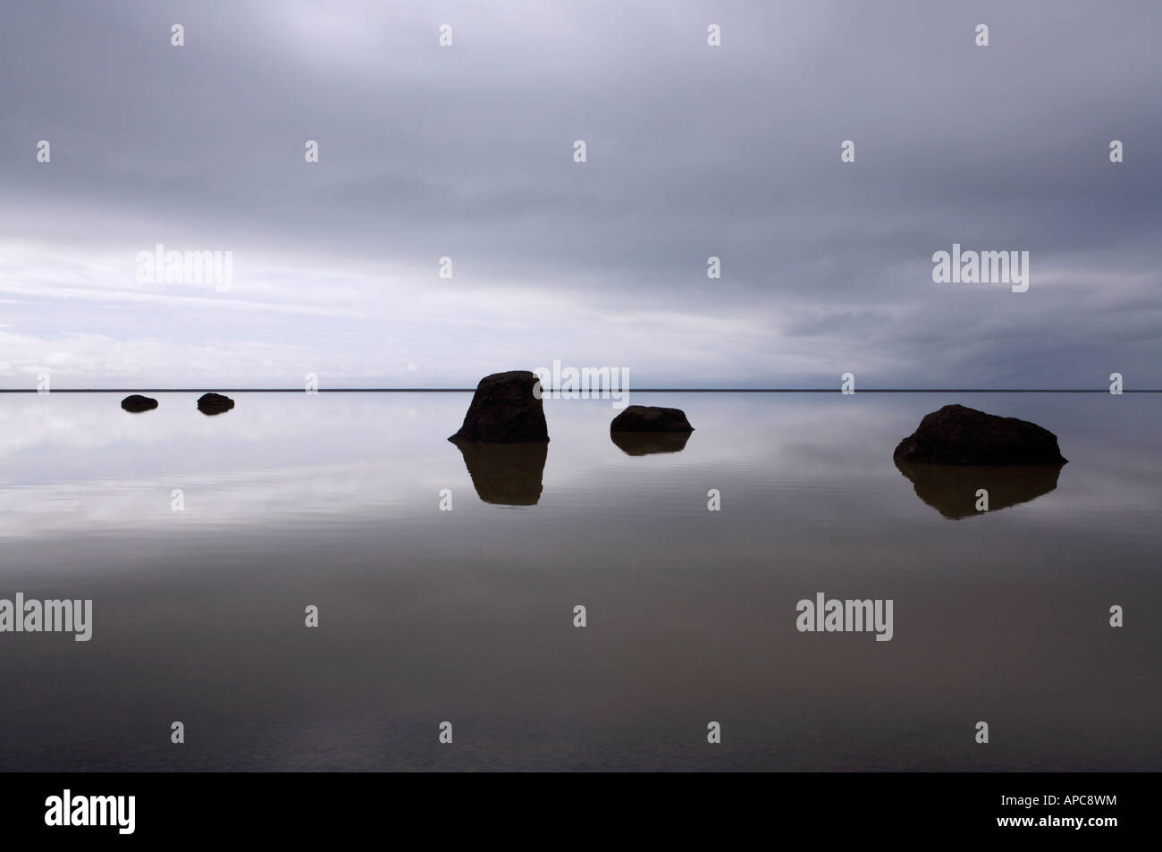 Roches dans une eau calme Banque D'Images