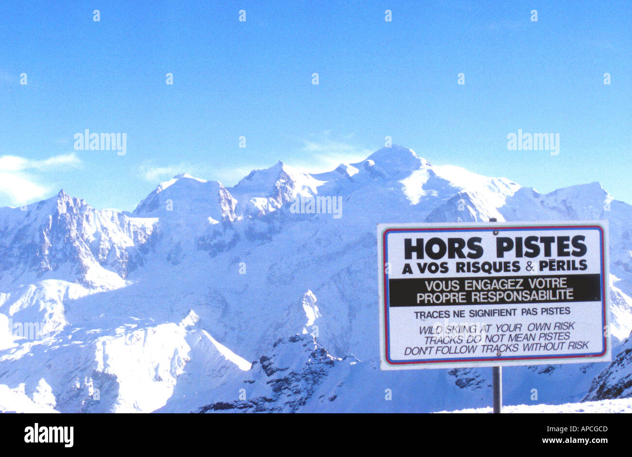 Panneau d'avertissement sur le sommet de la montagne Flaine, France montrant le Mont Blanc et les Aiguilles de Chamonix à distance Banque D'Images