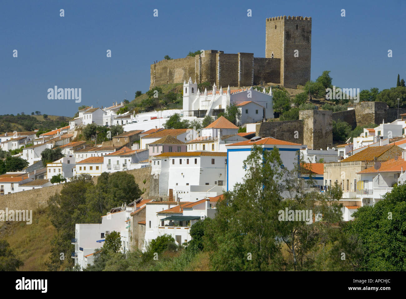 Le Portugal, l'Alentejo, Mertola, vue de ville médiévale, château et Église Banque D'Images