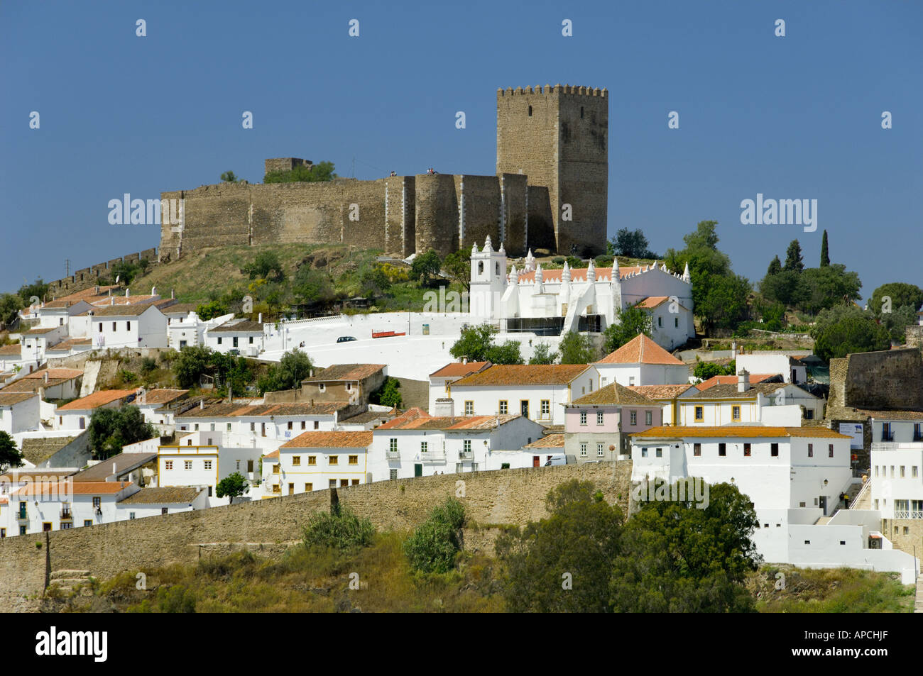 Le Portugal, l'Alentejo, Mertola, vue de ville médiévale, château et Église Banque D'Images