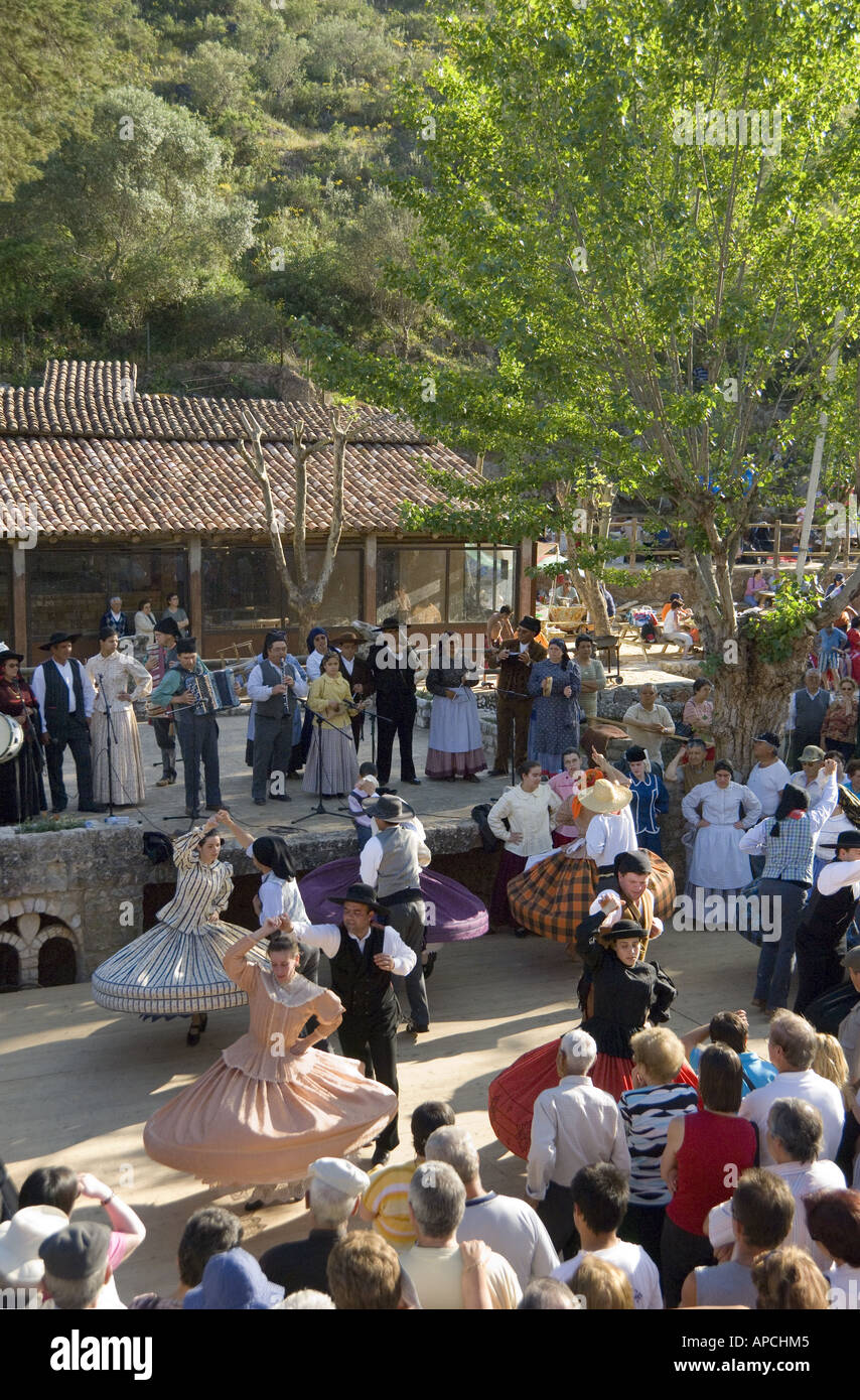Une troupe de Guimaraes dans le Minho lors d'un festival de danse dans l'Algarve Banque D'Images