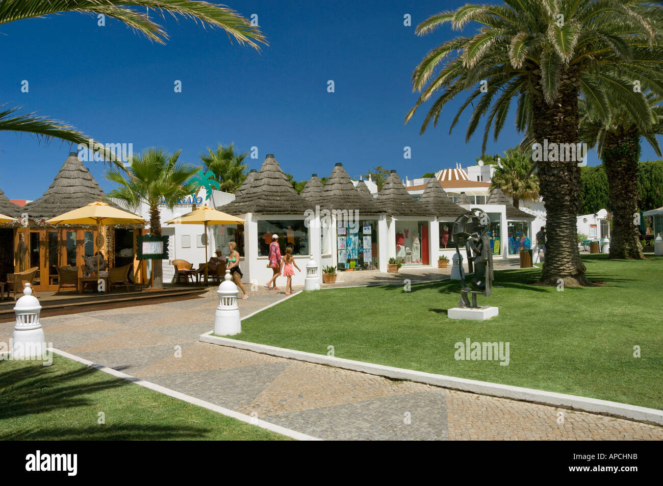 Vale Do Lobo, jardins et plage au-dessus de Boutiques Banque D'Images