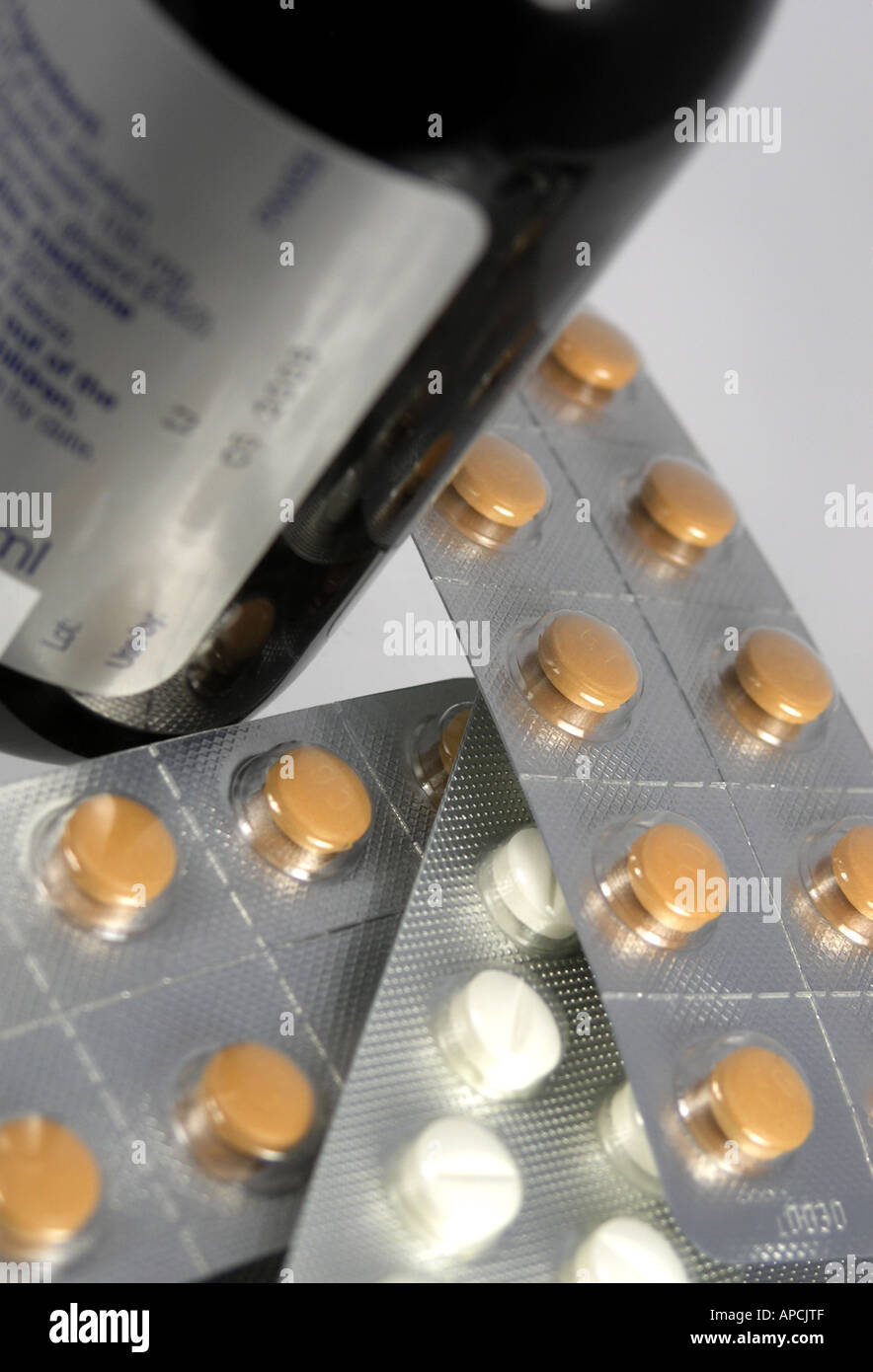 Les comprimés de médicaments et fluide Banque D'Images