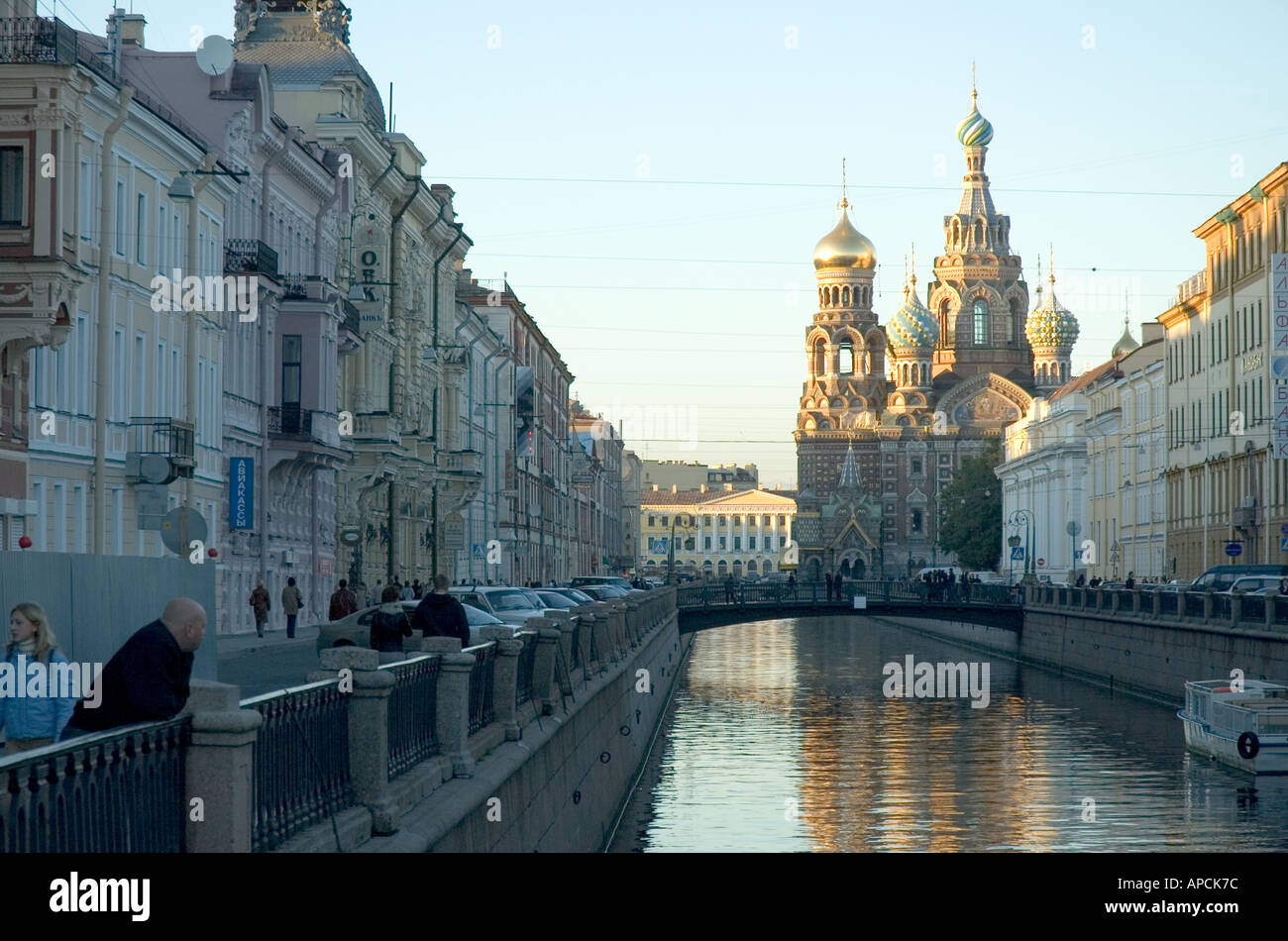 Au loin on peut voir la cathédrale de sang versé à Saint-Pétersbourg en Russie Banque D'Images