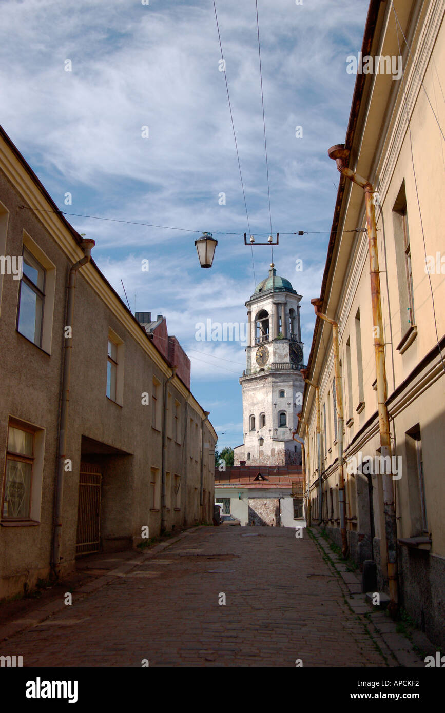 Rue avec tour de l'horloge en arrière-plan, Vyborg, Russie. Banque D'Images