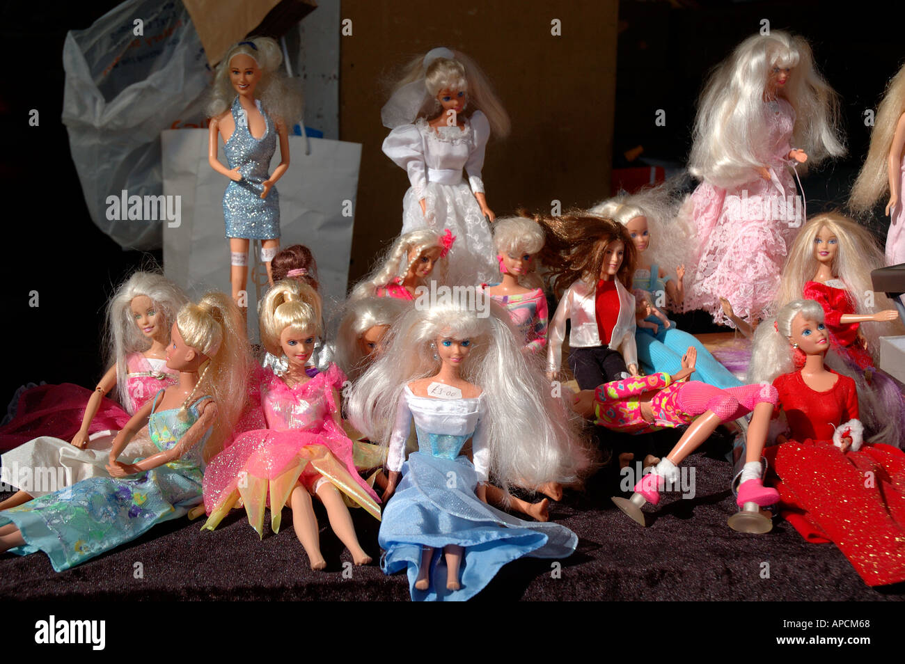 Les poup es Barbie d occasion vendre un bootsale Photo Stock