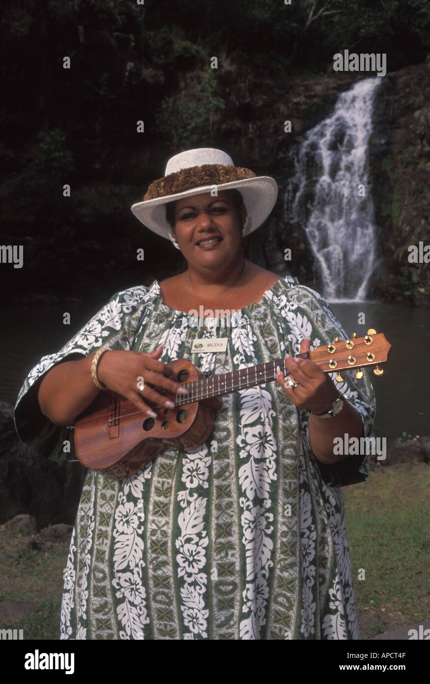 Une femme joue du ukulele au Centre Culturel polynésien situé sur Oahu Hawaii United States of America Banque D'Images