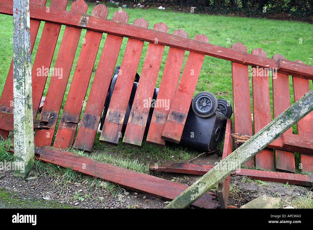 Clôture de jardin détruit dans une tempête dans la région de Keswick en 2005 Banque D'Images