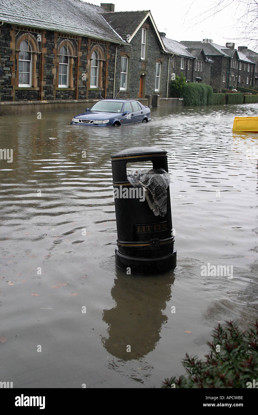 Voiture en route qui a été inondée après une tempête à Keswick lors des inondations de 2005 Banque D'Images