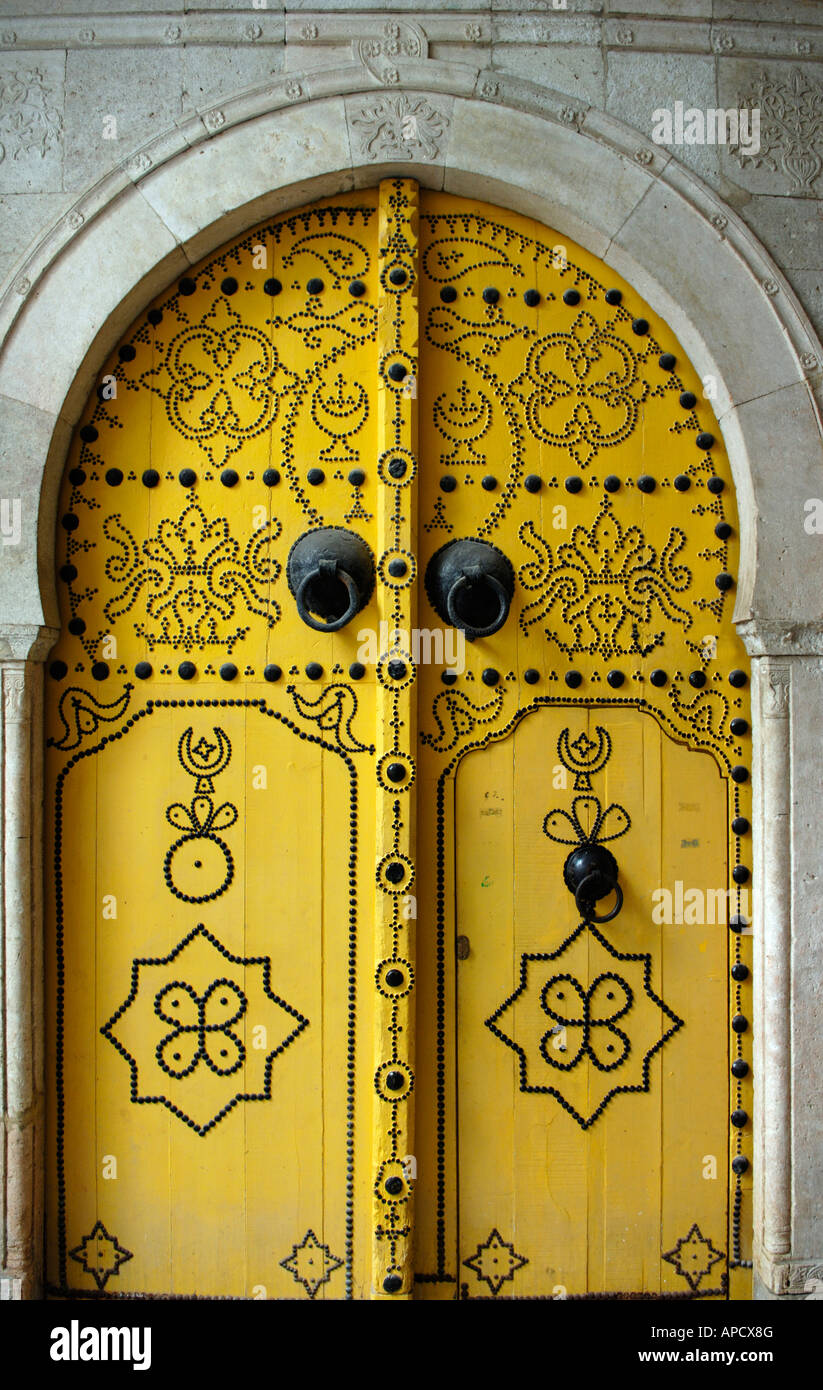 Une porte dans la Médina de Tunis Photo Stock - Alamy