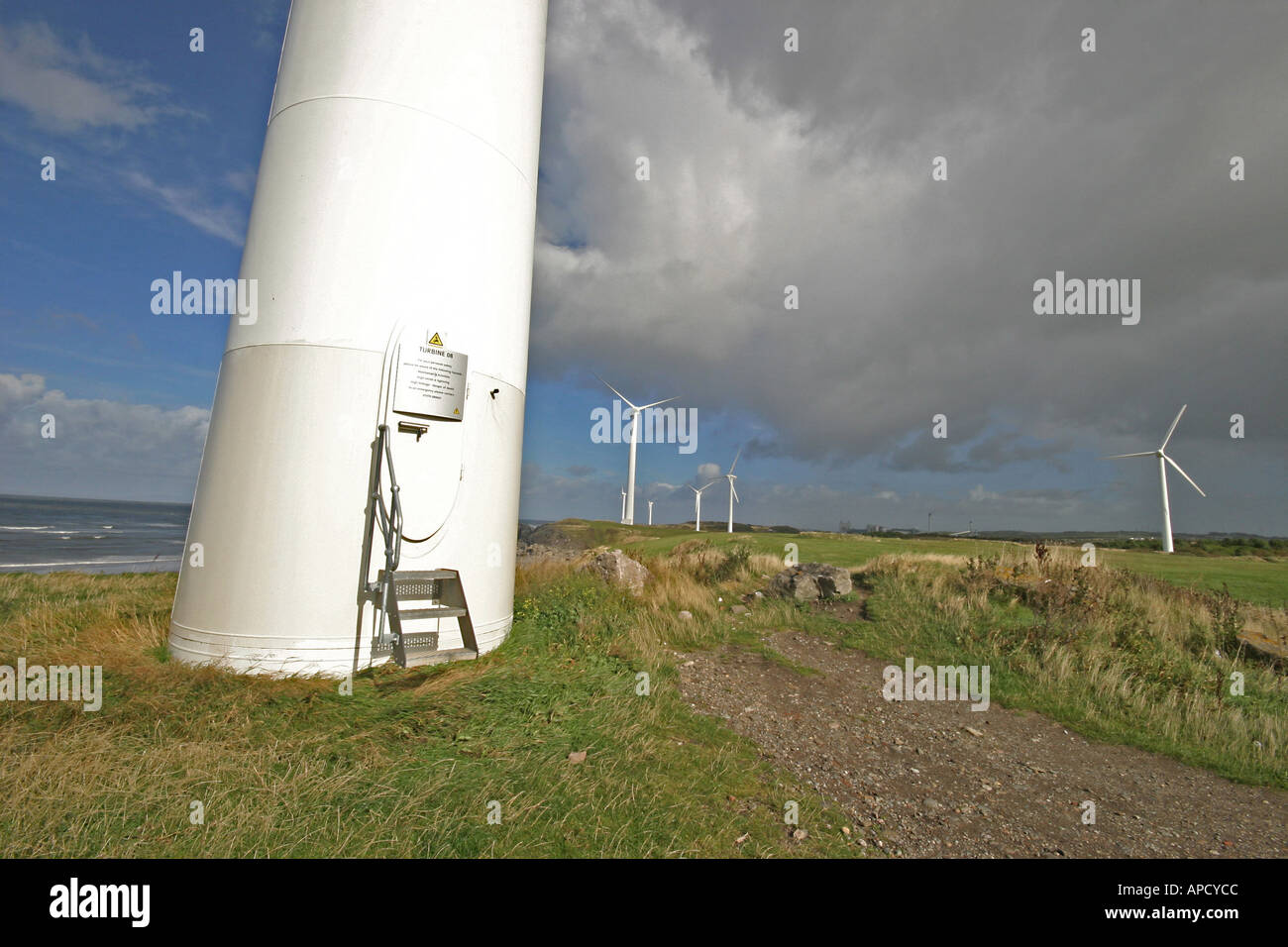 Turbine éolienne à côté d'une route, uk Banque D'Images