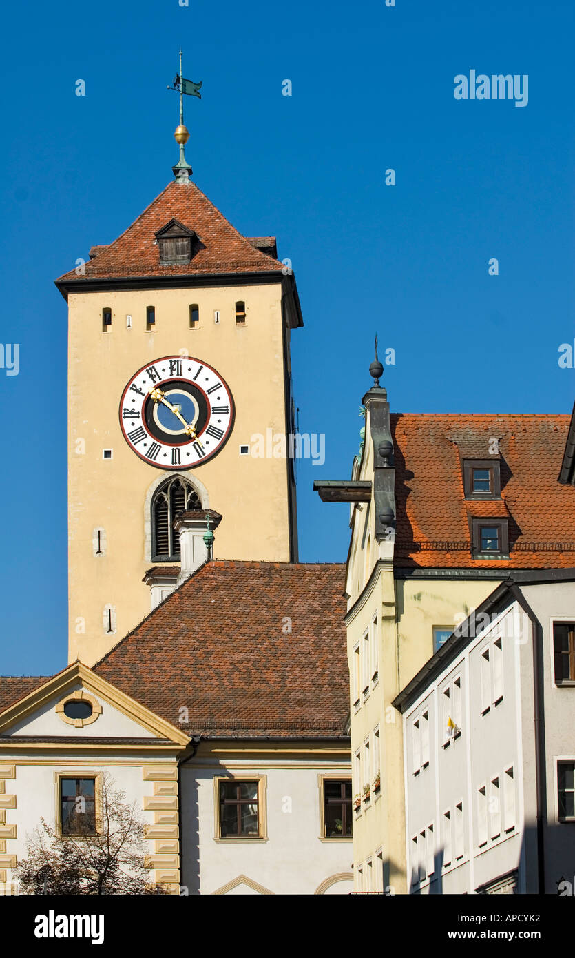 Tour de ville Rathaus Rathausturm gable gables frontons REGENSBURG patrimoine culturel mondial de l'UNESCO 2006 old town city vue ciel Banque D'Images