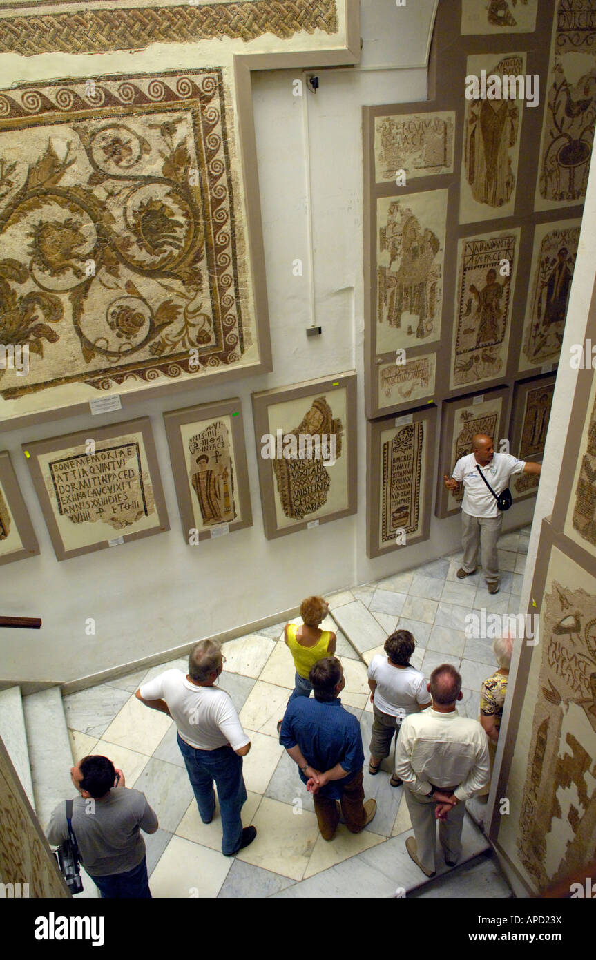 Un groupe touristique avec guide dans le Musée du Bardo à Tunis Banque D'Images