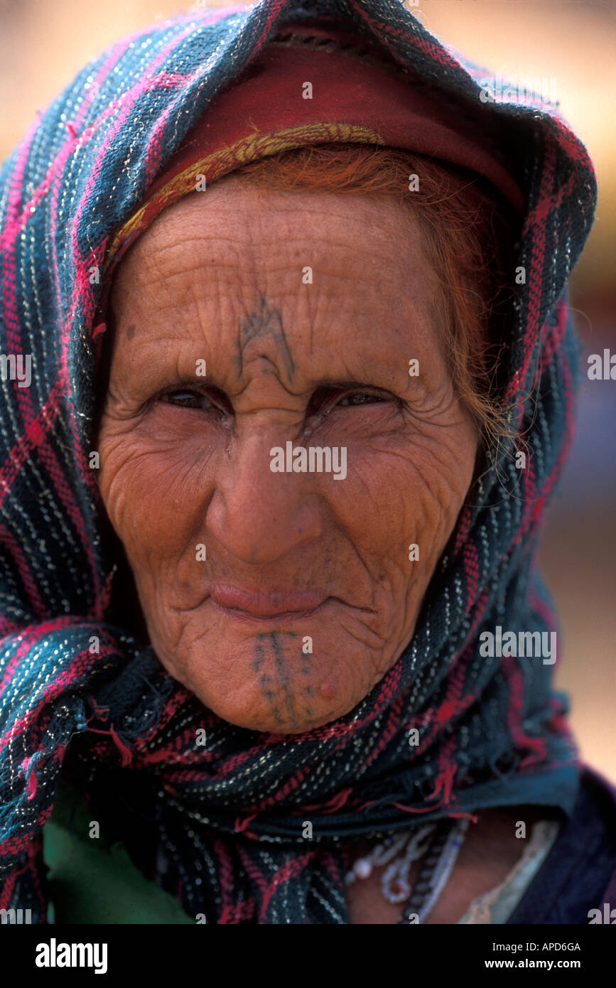 Maroc Afrique Personnes âgées Femme Berbère Avec Tatouage