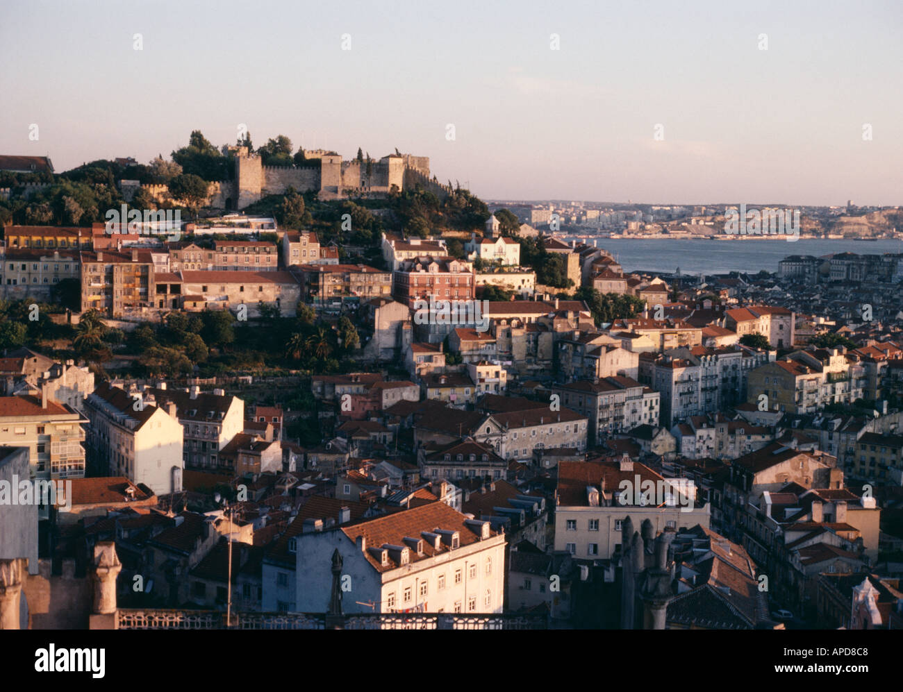 Sur une colline au-dessus du château St George Alfama Lisbonne une vue depuis 1147 lorsque le premier roi du Portugal l'a capturé de Maures Banque D'Images