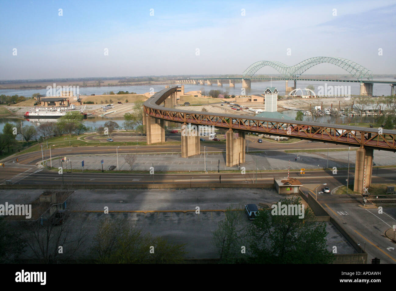 Vue de la région autour de Mud Island, à la rivière Mississippi, Memphis, Tennessee, avec l'Hernando DeSoto pont à droite Banque D'Images