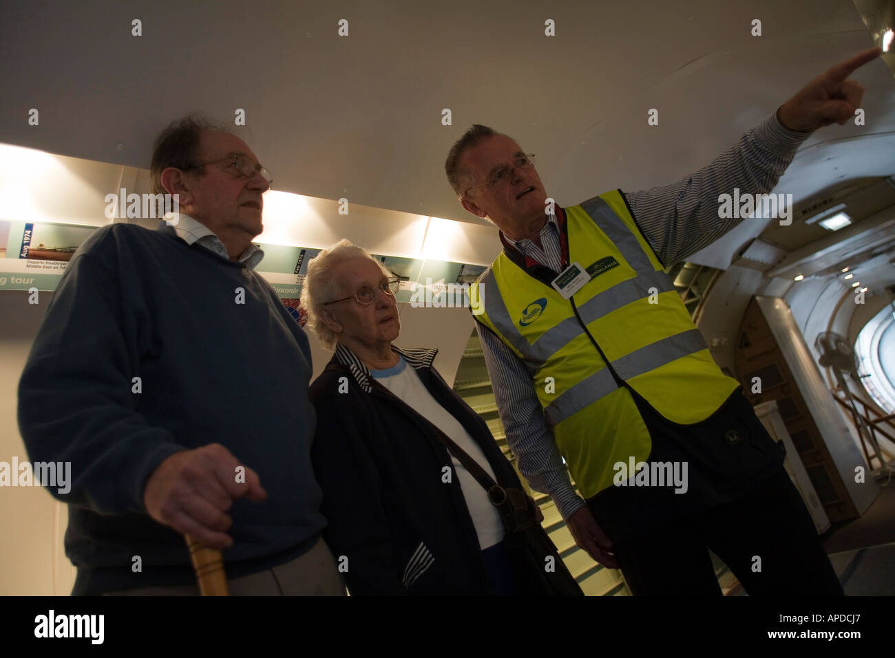 Un guide présente les invités autour de la Concorde rétablie à Brooklands Museum Banque D'Images