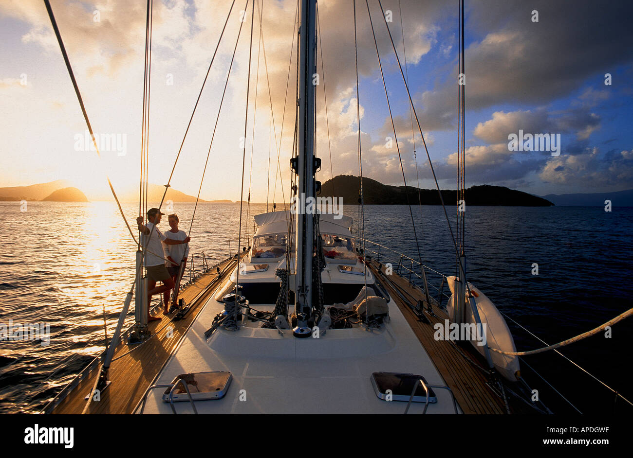 La voile au crépuscule, Iles de Saintes, Guadeloupe, Caraïbes, Amérique Latine Banque D'Images