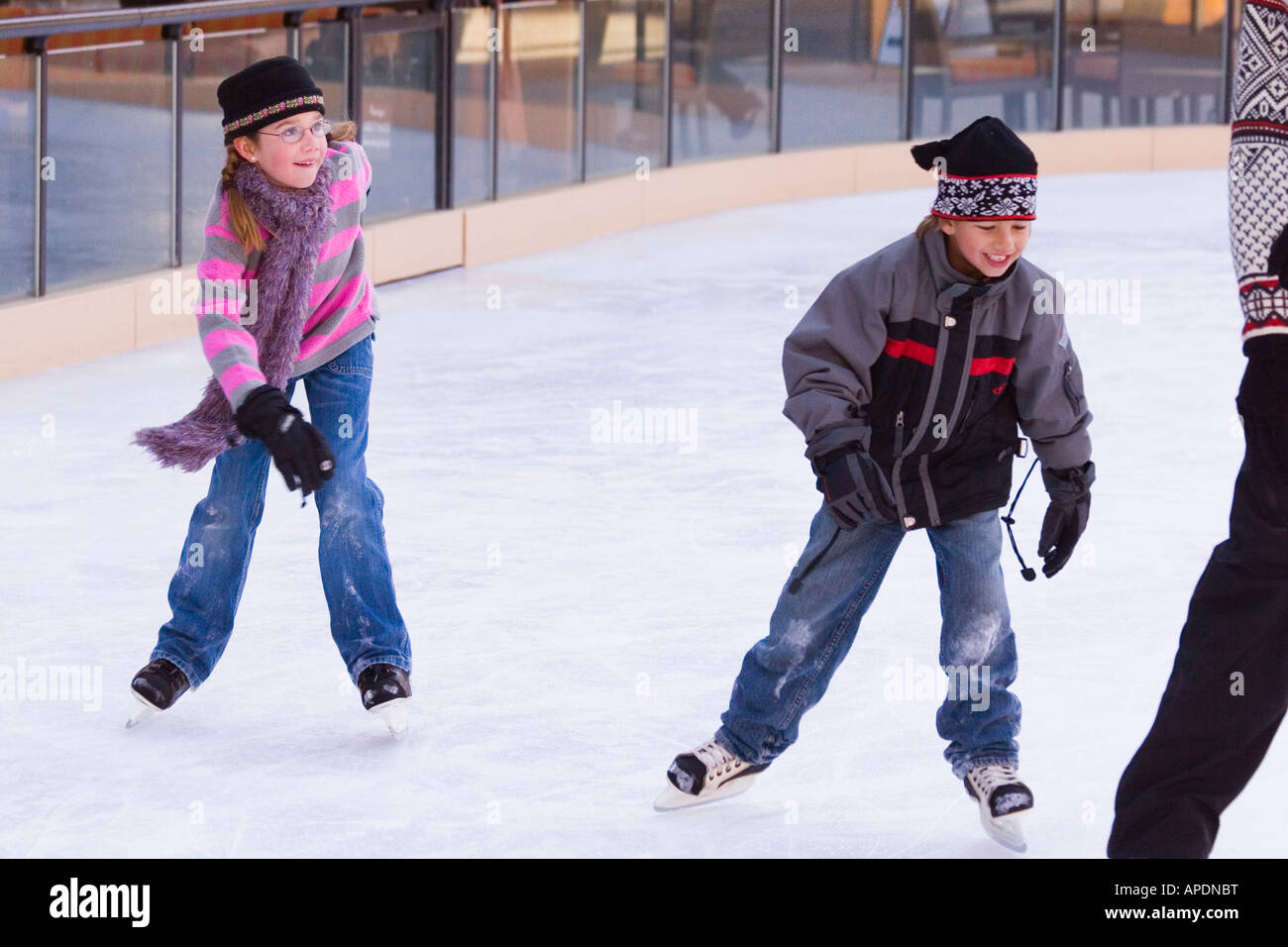 Deux Enfants Courir Apres Leur Pere En Station De Ski Northstar Pres De Truckee Californie Photo Stock Alamy