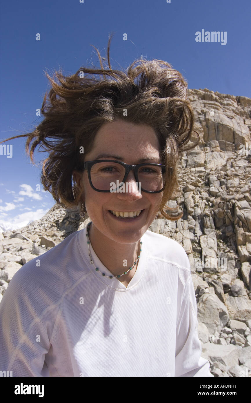 Une femme avec des cheveux en désordre sur le Biafo Glacier dans le Karakoram Himalya au Pakistan Banque D'Images