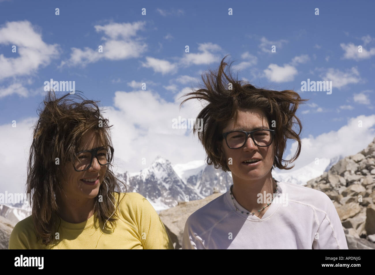 Deux femmes dorky souriant avec des cheveux en désordre sur le Biafo Glacier dans le Karakoram Himalya au Pakistan Banque D'Images