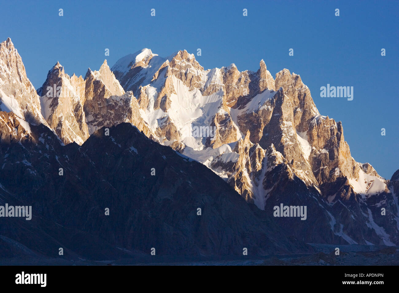 Alpenglow sur les montagnes au lever du soleil sur le glacier de Biafo dans le Karakoram Himalaya du Pakistan Banque D'Images