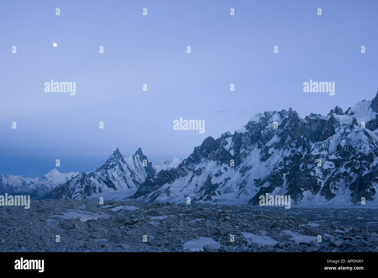 La pleine lune s'élève au-dessus de montagnes et le Biafo glacier dans le Karakoram Himalaya du Pakistan Banque D'Images