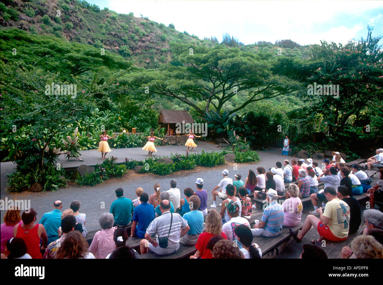 Les touristes regarder la danse Hula dans Oahu, Hawaii, Banque D'Images