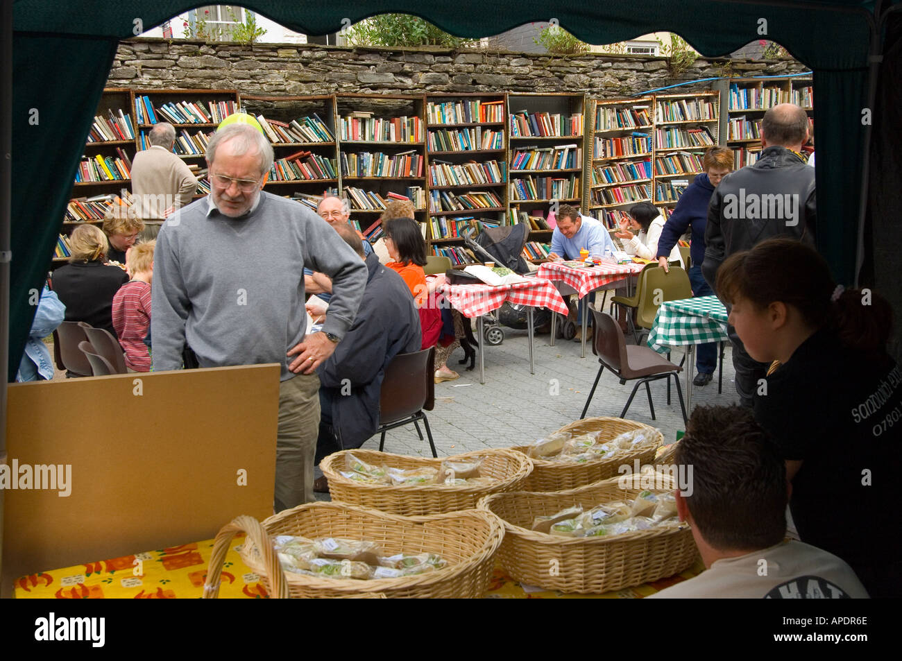 Guardian Hay Festival Livre Visiteurs Banque D'Images