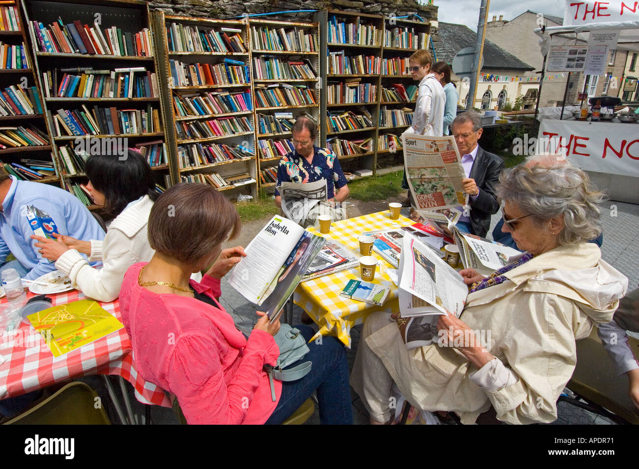 Guardian Hay Festival Livre Visiteurs Banque D'Images