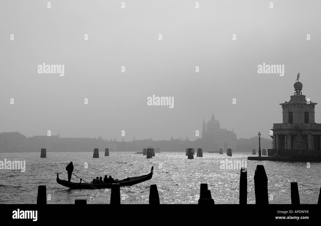 Vue sur le bassin de Saint-Marc à Venise, l'église de Santa Maria della Salute en noir et blanc Banque D'Images