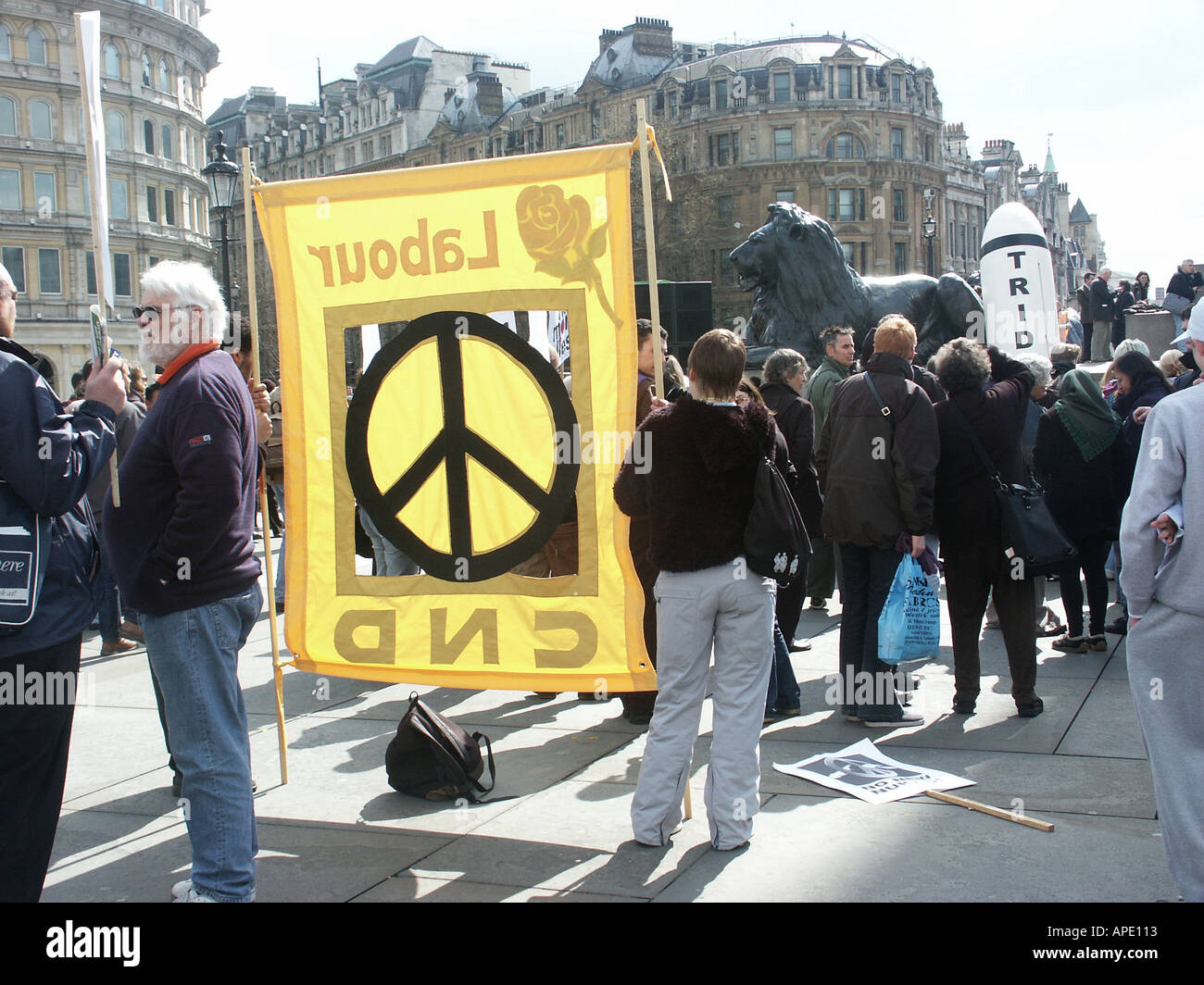 Anti-nucléaire d'Aldermaston démonstration par la CND Campagne pour le désarmement nucléaire le 9 avril 2004 bannière du travail Banque D'Images