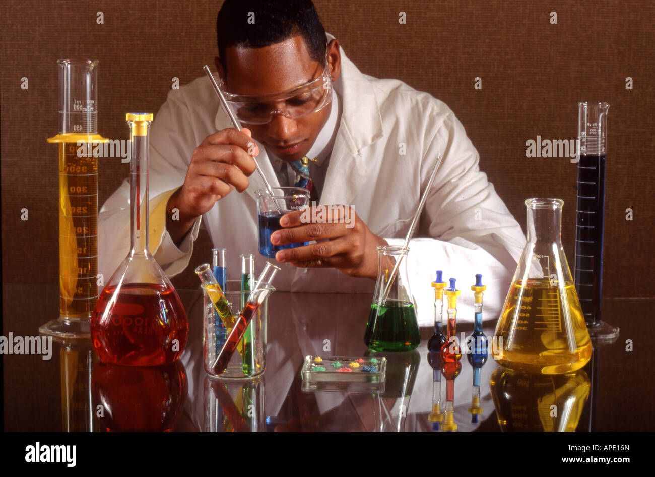 Béchers en fluides examine chimiste Banque D'Images
