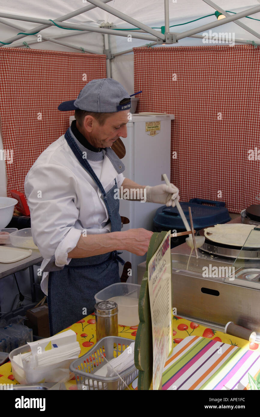 Français au marché plein air faisant des crêpes Remarque prix en livres sterling Banque D'Images