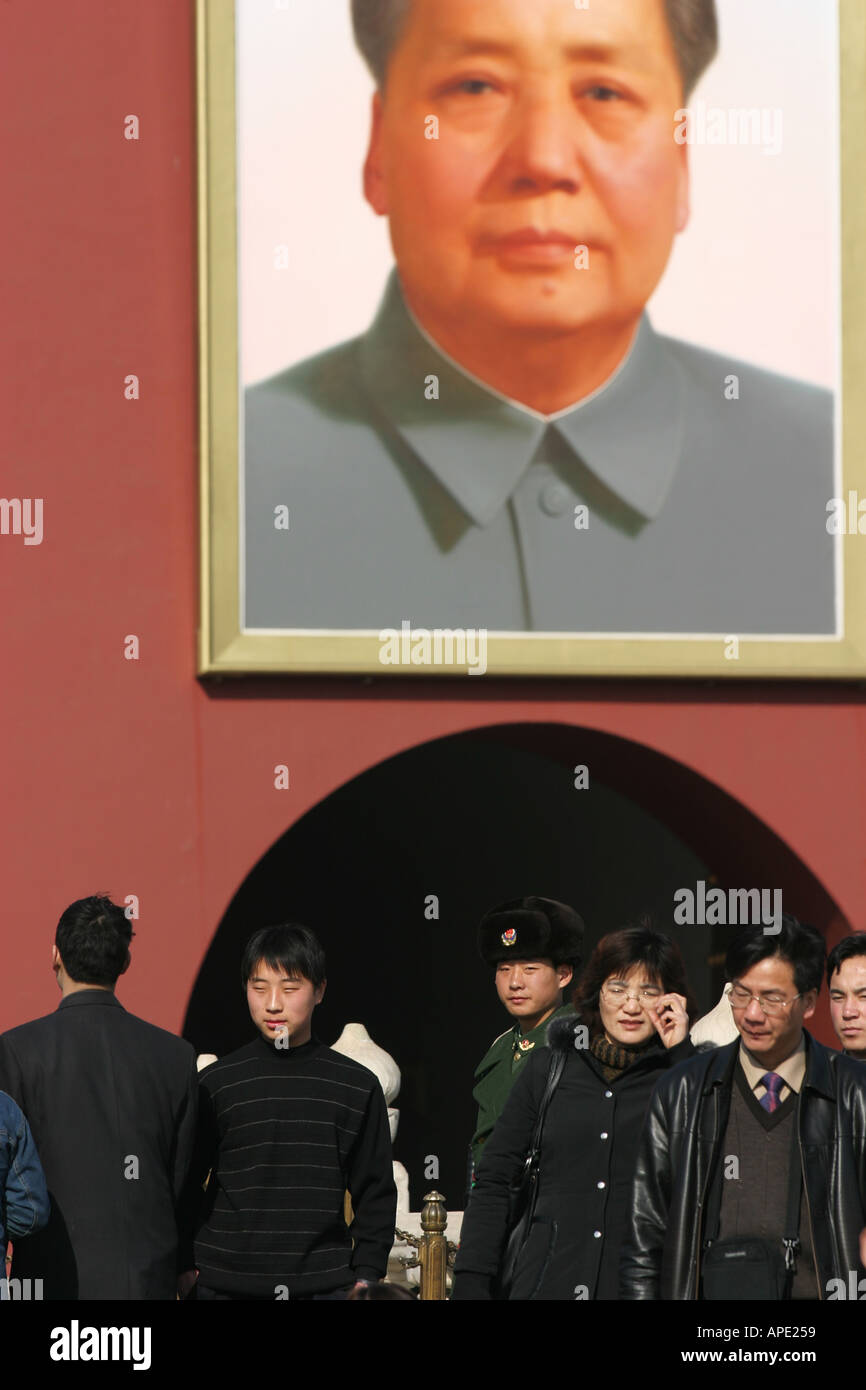 Le portrait de Mao et de Soldat de l'armée chinoise à la porte de la paix céleste place Tiananmen à Beijing Banque D'Images