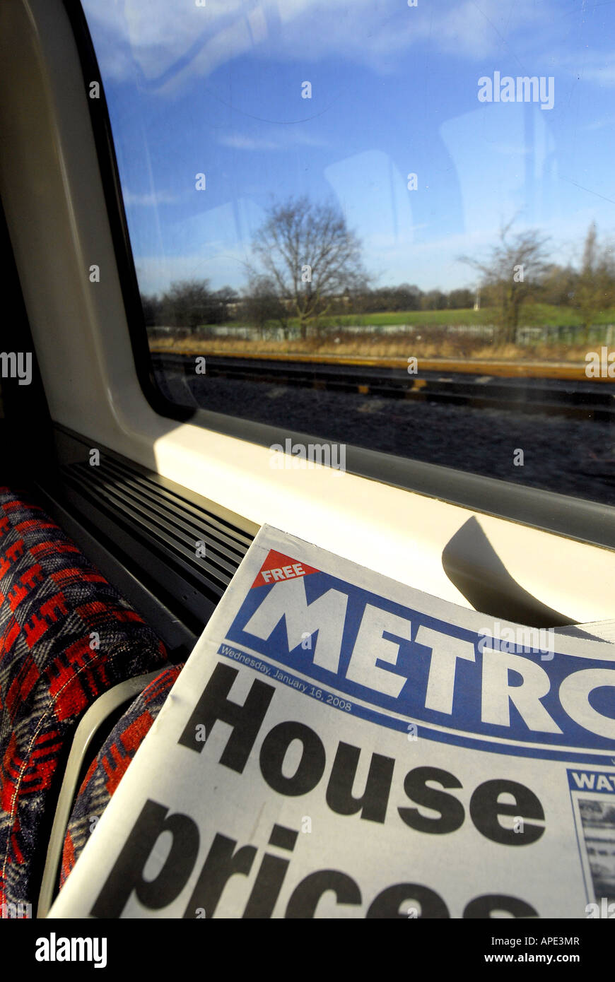 Journal quotidien de Londres le métro sur la ligne de métro central Tube Londres Banque D'Images