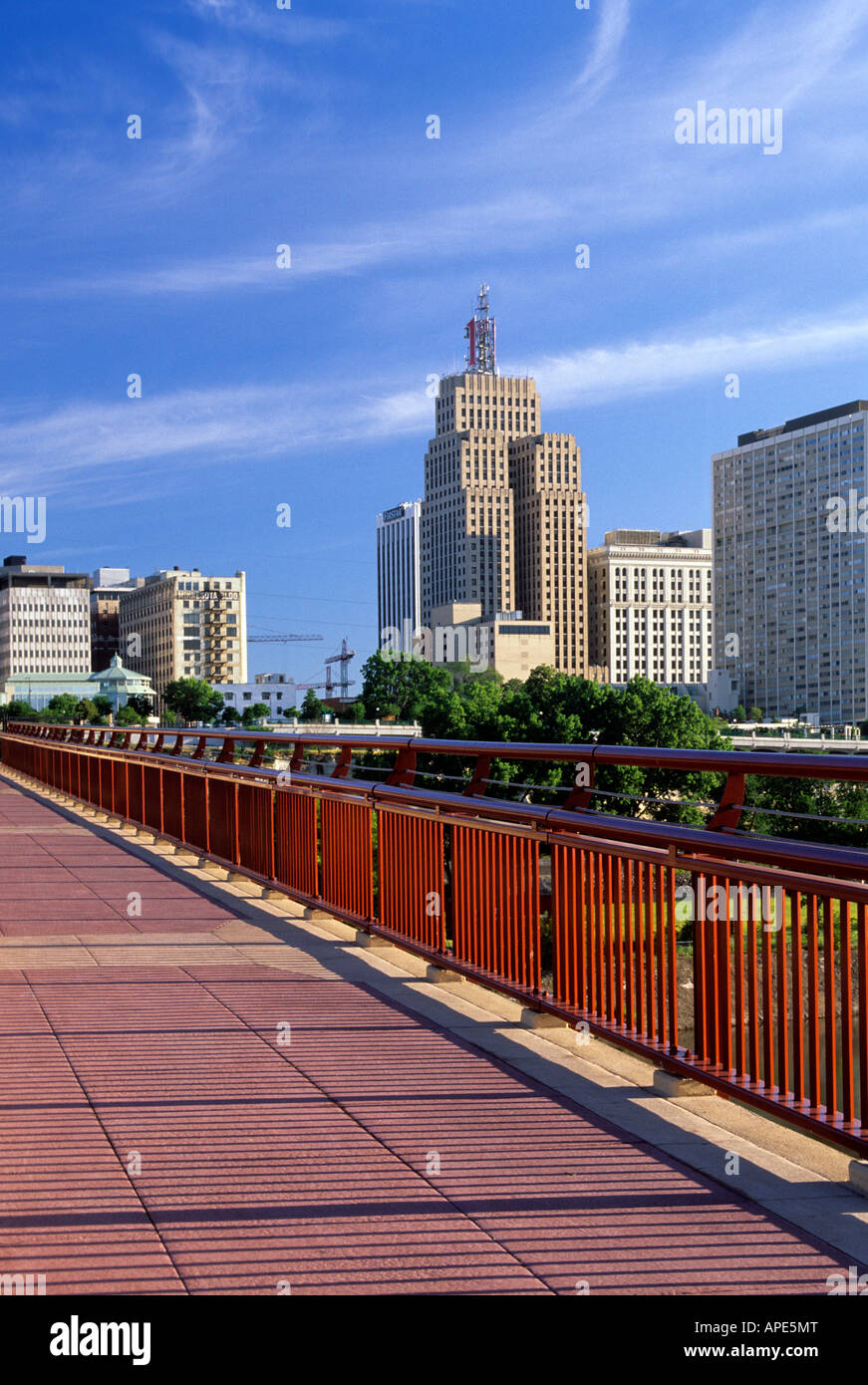 WABASHA STREET BRIDGE SUR LA RIVIÈRE MISSISSIPPI MÈNE AU CENTRE-VILLE DE ST.Paul, Minnesota. L'été. Banque D'Images