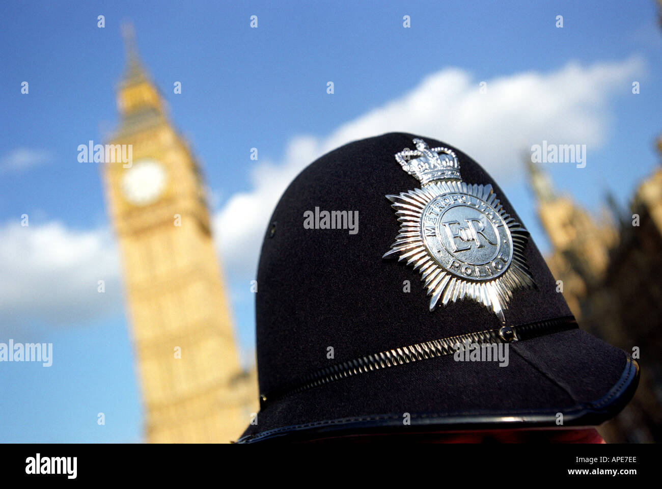 Agent de police à l'extérieur du Parlement montrant Big Ben à Londres, Angleterre, Royaume-Uni Banque D'Images