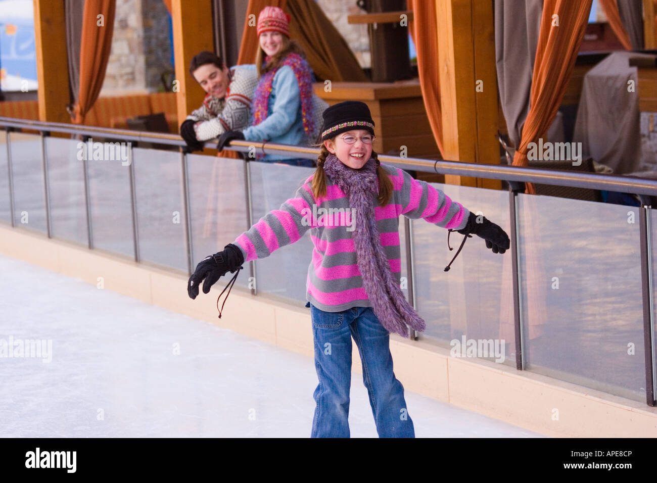 Les parents surveillent leur fille souriant à patins de ski Northstar près du lac Tahoe en Californie Banque D'Images