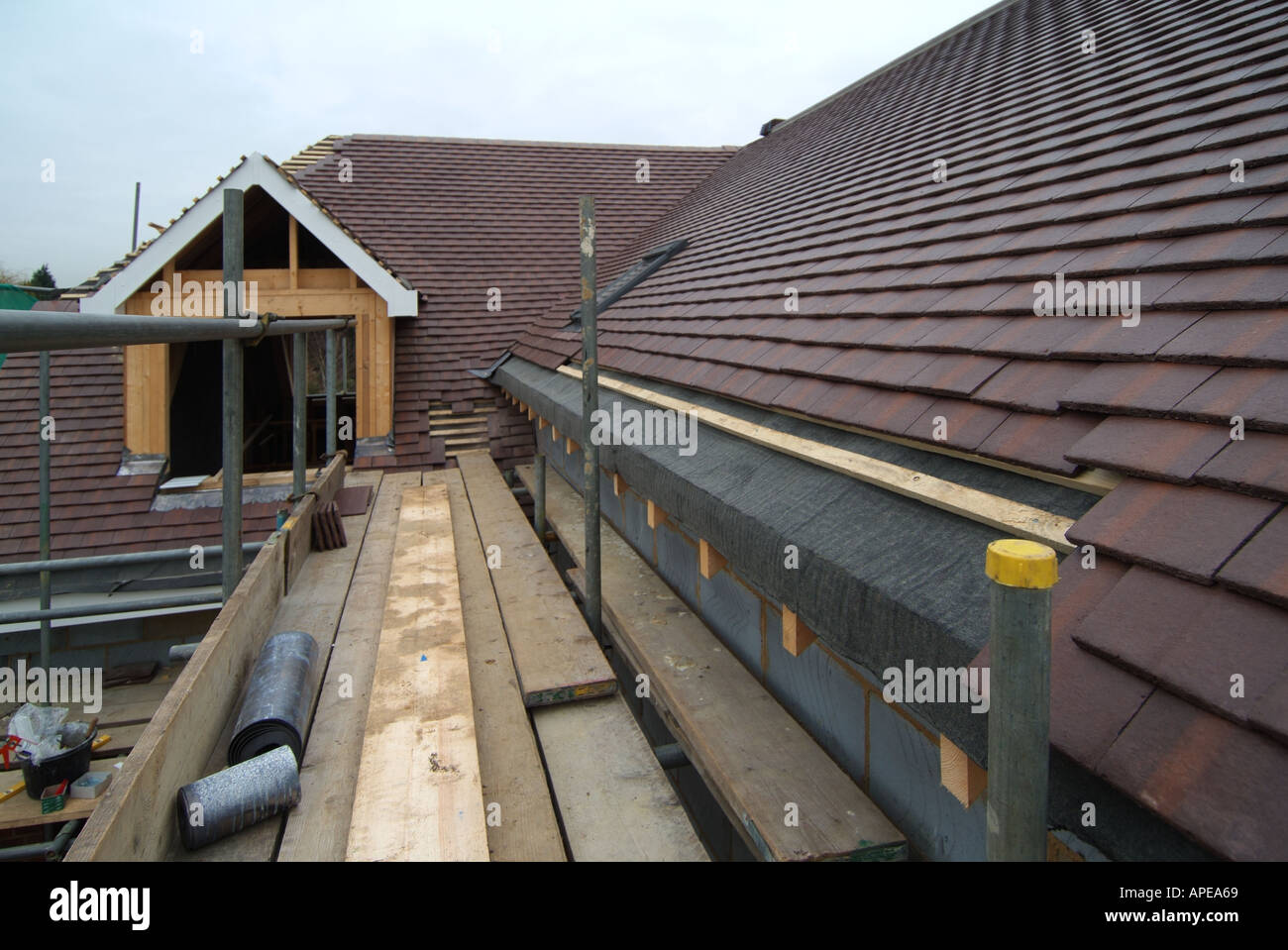 Toit en tuiles partie à de nouvelles maison individuelle comprend lucarne en construction Banque D'Images