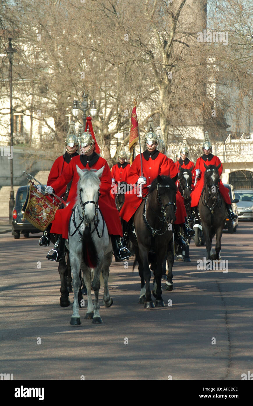 Horse Guards Road Londres une troupe de la Household Cavalry régiment monté les Sauveteurs arrivant pour changer guard Banque D'Images