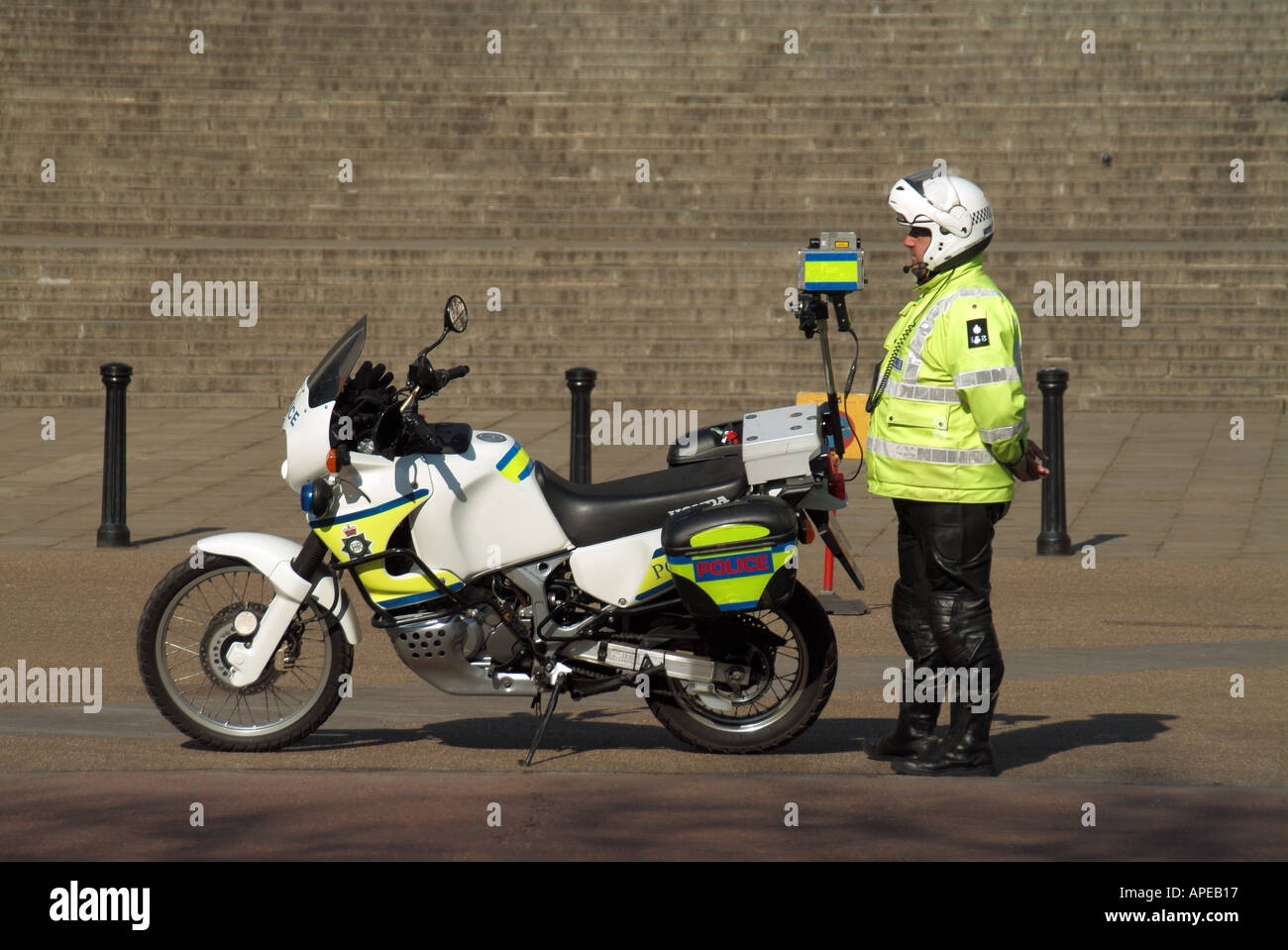 Les parcs royaux de Londres Centre commercial agent de police debout à côté de l'appareil photo de vitesse monté sur moto Banque D'Images