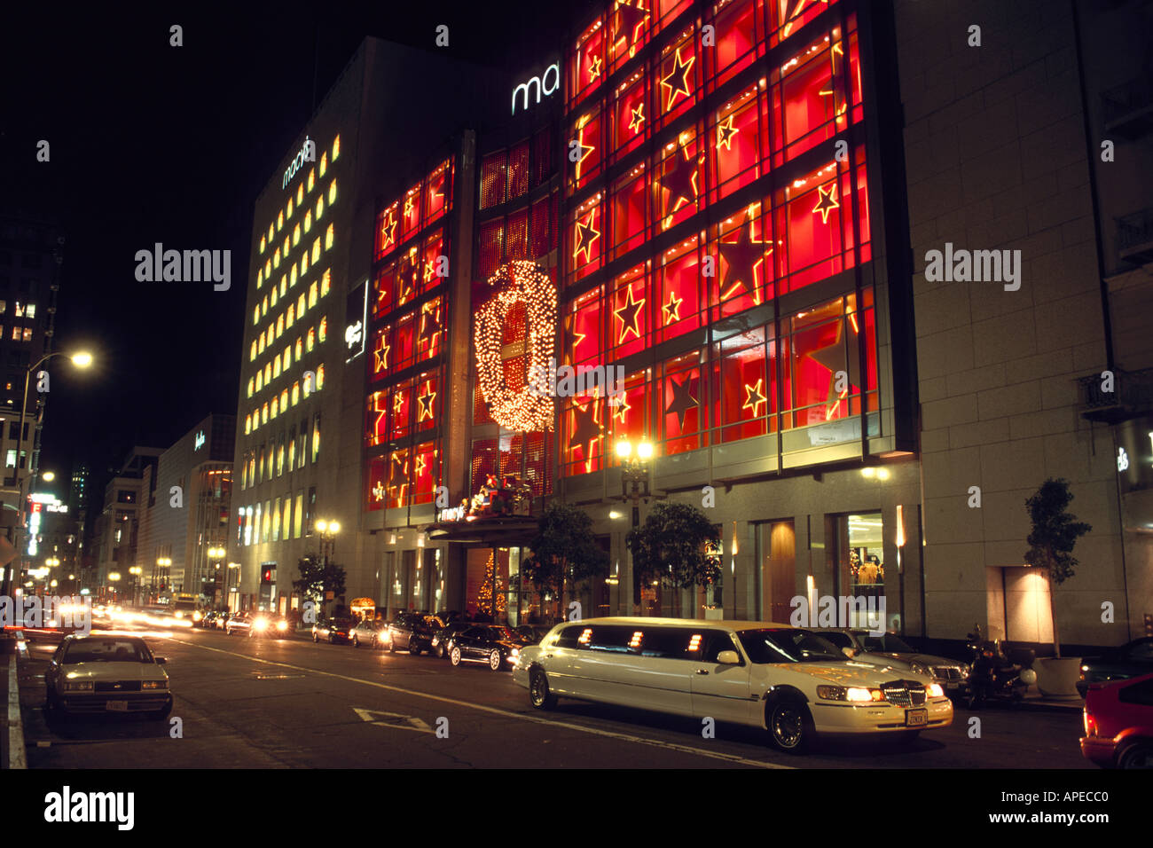 Limousine blanche en dessous de la fenêtre d'affichage de vacances de Noël et les lumières Macy s Union Square San Francisco, Californie Banque D'Images