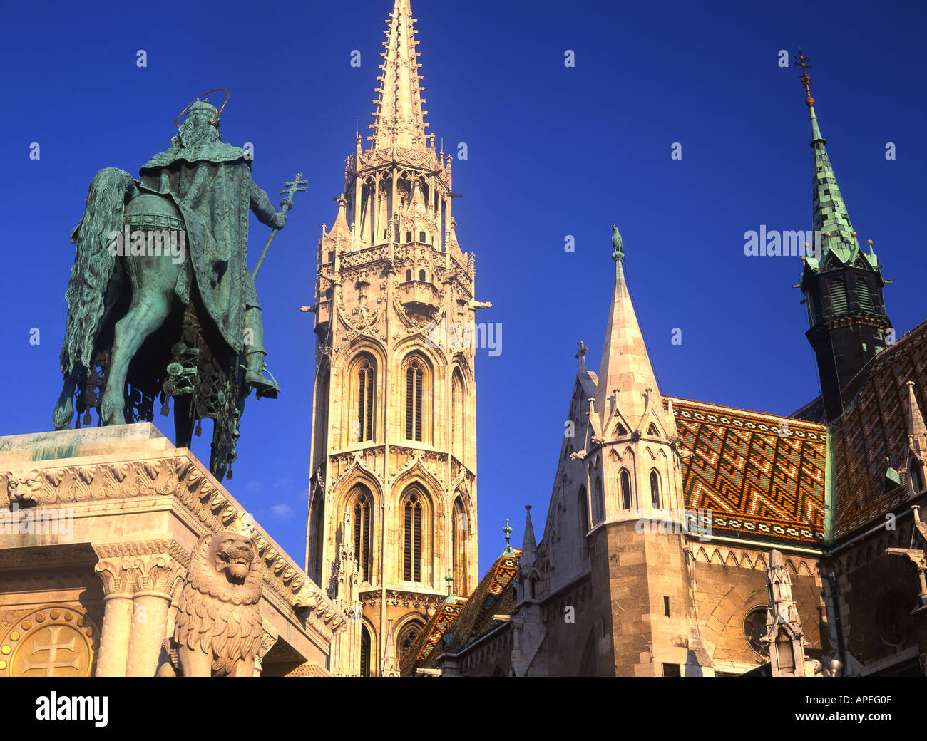 L'église Matthias église Matyas statue du roi Stephen Le Szent Istvan Kiraly près de Buda Budapest Hongrie Bastion des Pêcheurs s Banque D'Images