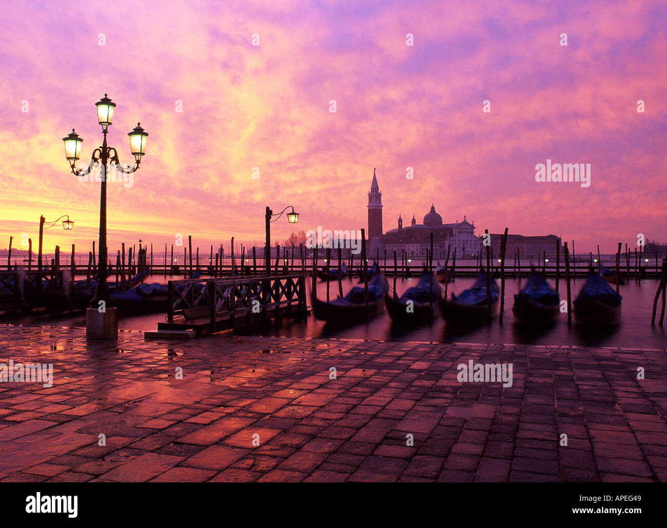 San Giorgio Maggiore de la Molo gondoles en premier plan l'aube voir Venise Vénétie Italie Banque D'Images