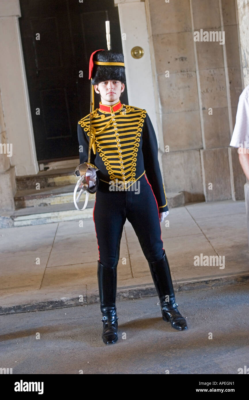 Femme Soldat de la troupe des rois de la Royal Horse Artillery de garde à Whitehall, Londres GB UK Banque D'Images