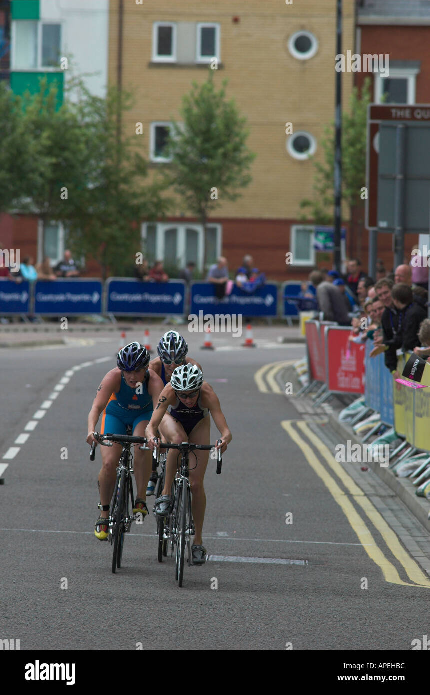 Cyclisme féminin à Salford Triahtlon 2005 Banque D'Images