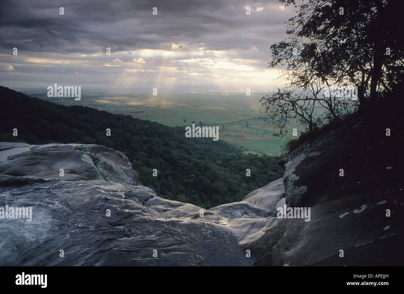 La vue sur le haut de la cascade de Sanje dans les plaines de l'Océan Indien, dans le Parc National de Mounatain Udzungwa Tanzanie Banque D'Images