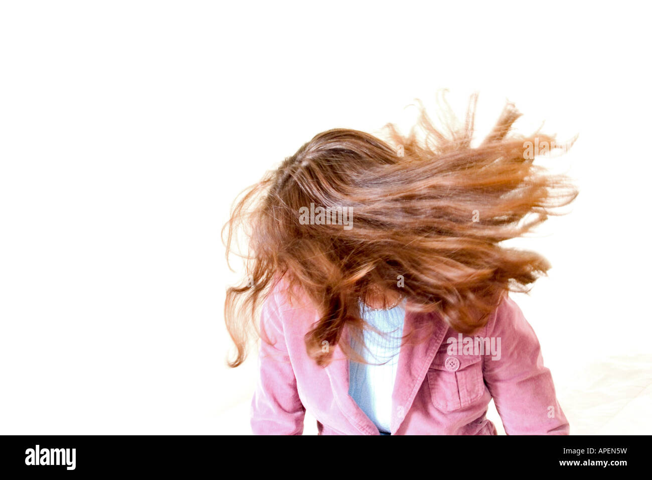 Jeune femme secoue la tête et les cheveux. Parution du modèle. Banque D'Images