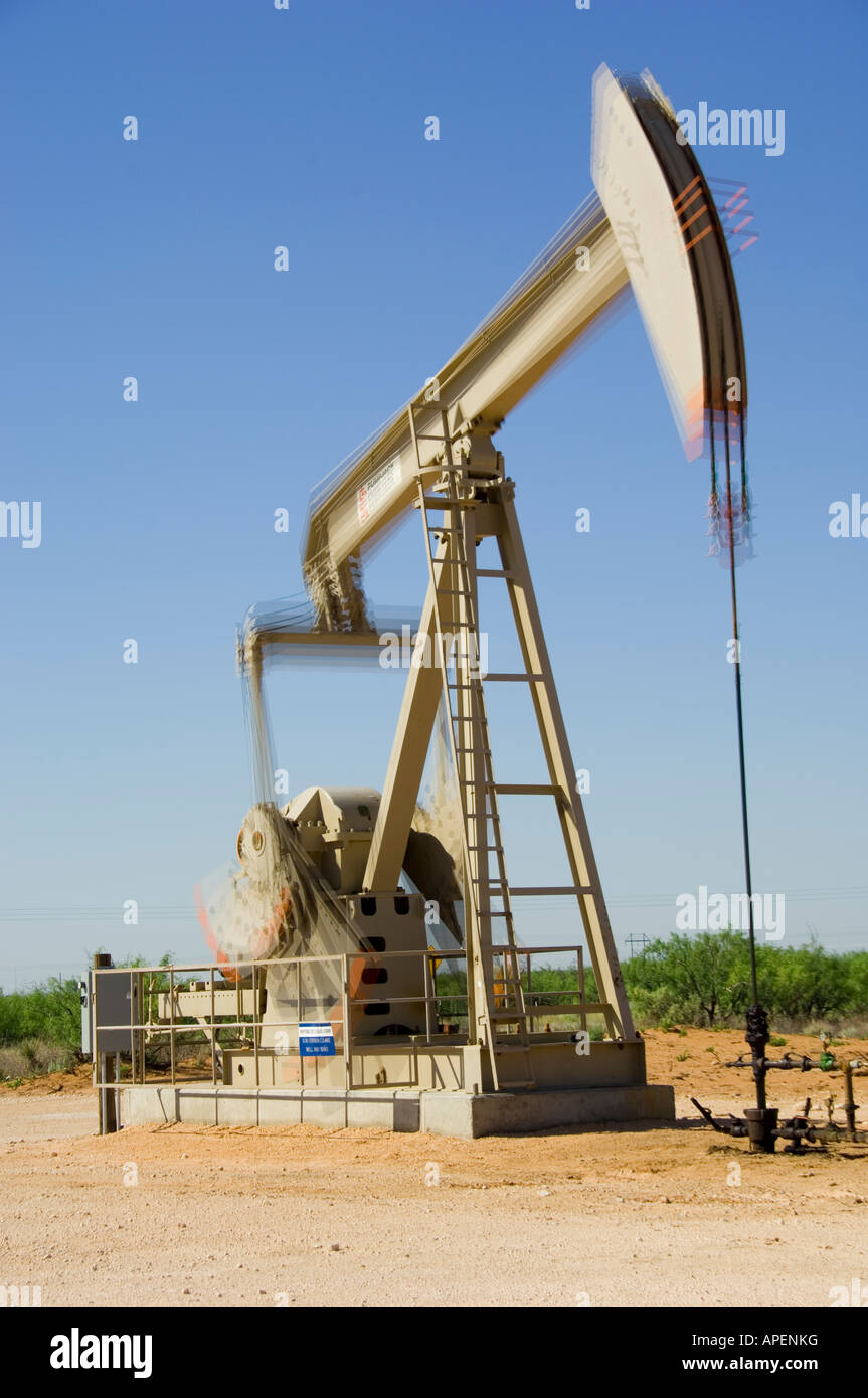 Pompeurs sont utilisés dans l'ouest du Texas pour extraire le pétrole et le  gaz Photo Stock - Alamy